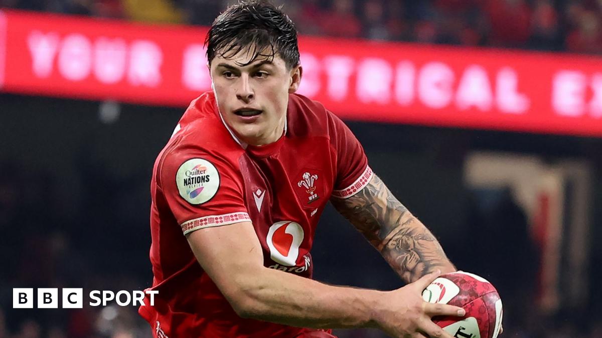 Louis Rees-Zammit of Wales runs with the ball in hand