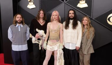 Rhian Teasdale From Wet Leg Wears Gardening Gloves to the 2026 Grammys