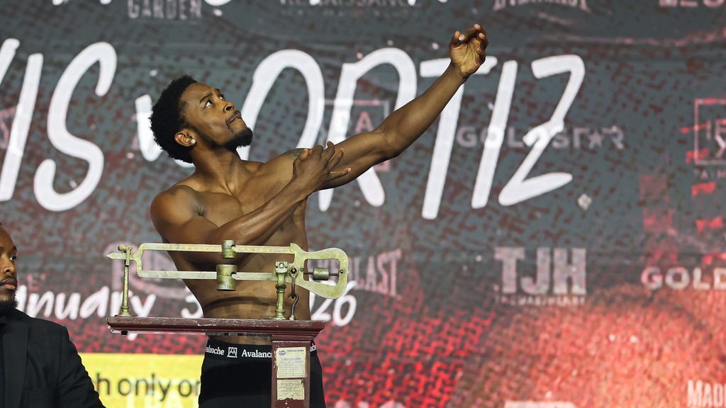 Keyshawn Davis stops Jamaine Ortiz in junior welterweight debut