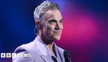 Robbie Williams: social media would have 'seen me off' in the 90s - BBC