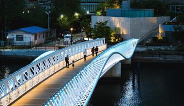 Reimei Kobashi Pedestrian Bridge / Hoshino Architects