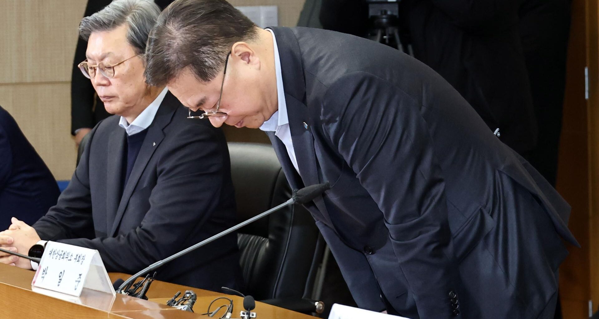 Park Il-jun, right, executive vice chairman of the Korea Chamber of Commerce and Industry, bows during an emergency meeting of business groups in Seoul, Monday, after issuing an apology over a controversy surrounding the lobby group