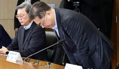 Park Il-jun, right, executive vice chairman of the Korea Chamber of Commerce and Industry, bows during an emergency meeting of business groups in Seoul, Monday, after issuing an apology over a controversy surrounding the lobby group