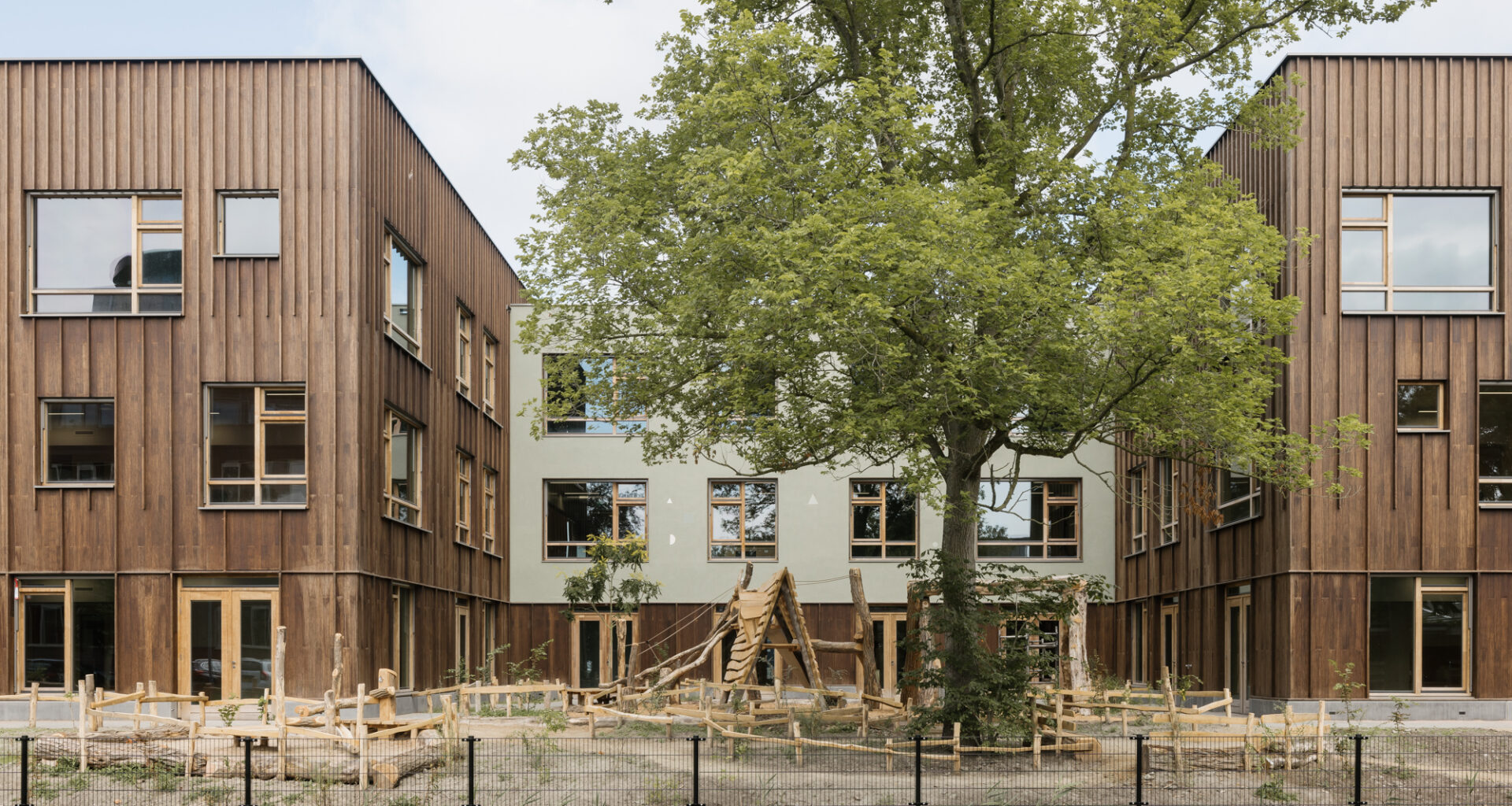 De Zevensprong - Integrated Child and Expertise Center / KRFT Architecture