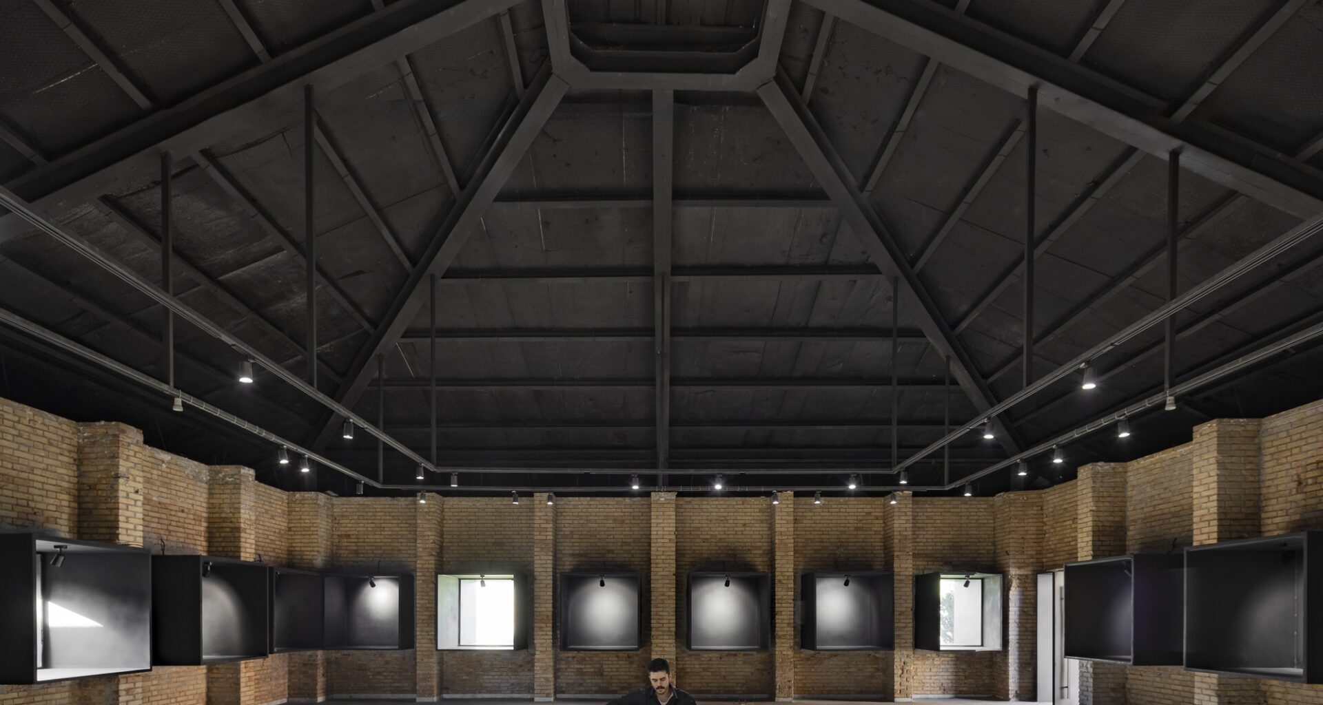 Wall-Less Gallery / Sepide Elmi