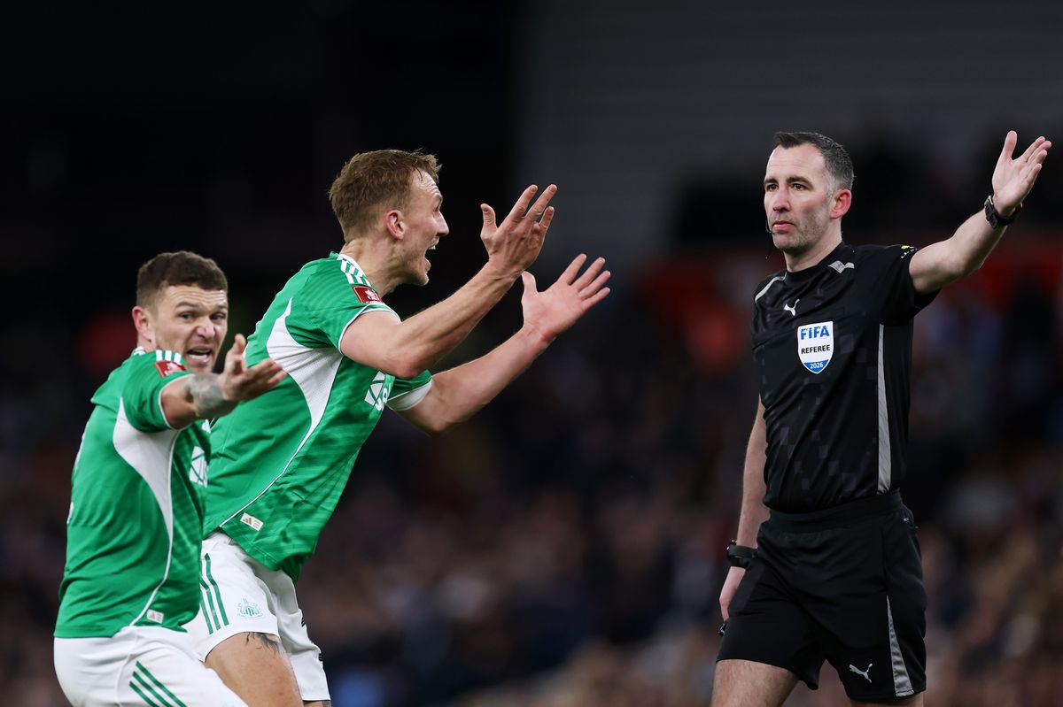 Newcastle United players appeal to Chris Kavanagh