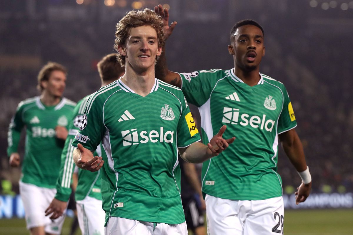 BAKU, AZERBAIJAN - FEBRUARY 18: Anthony Gordon of Newcastle United celebrates scoring his team's fourth goal with teammates during the UEFA Champions League 2025/26 League Knockout Play-off First Leg match between Qarabag FK and Newcastle United FC at Tofiq Bahramov Stadium on February 18, 2026 in Baku, Azerbaijan. (Photo by Aziz Karimov/Getty Images)