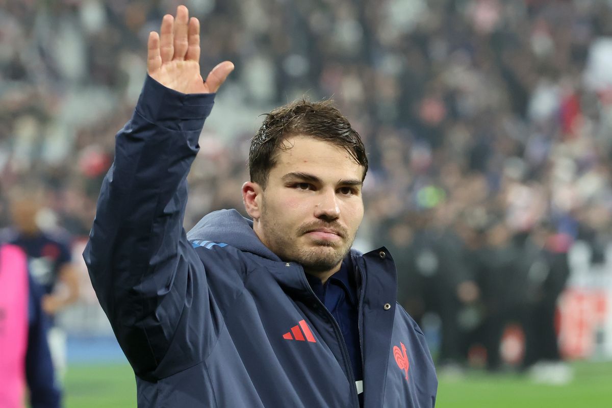 Antoine Dupont waves