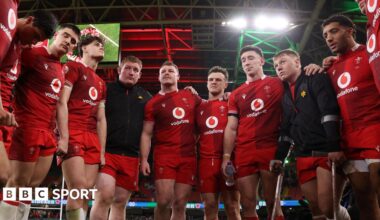 Wales players in a huddle after losing to Scotland