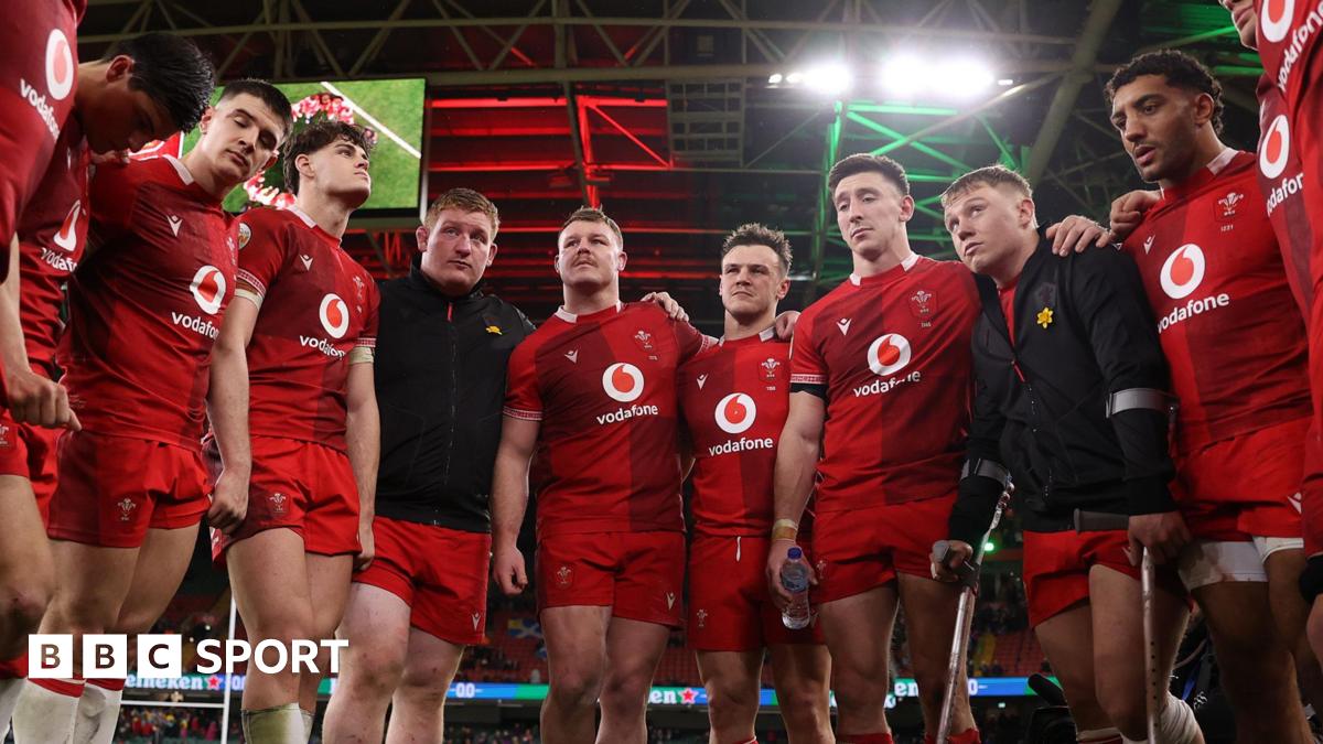 Wales players in a huddle after losing to Scotland