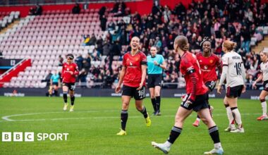 Naalsund double moves Man Utd up to second