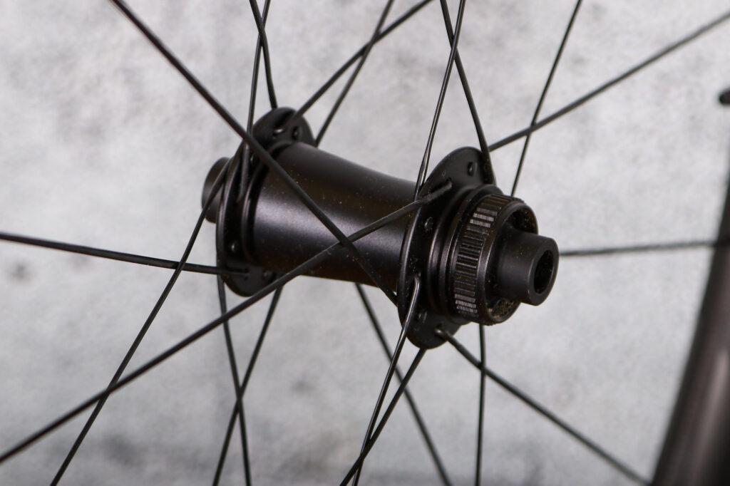 2025 Zipp 303 SW - front hub.jpg