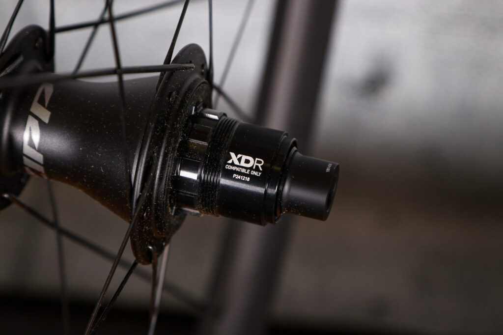 2025 Zipp 303 SW - rear hub 2.jpg