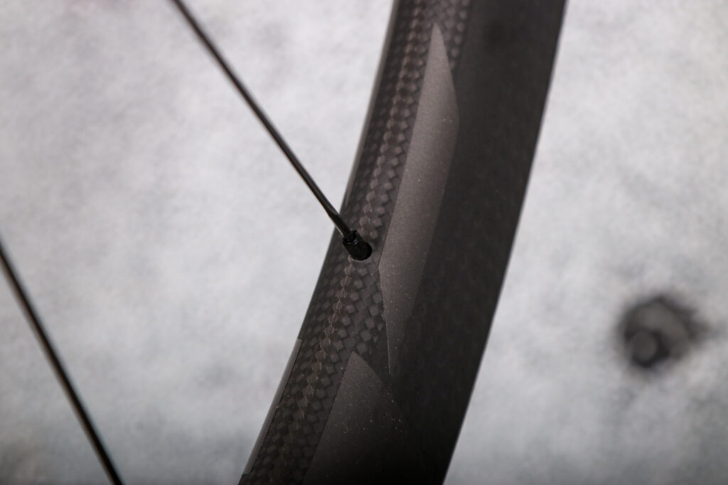 2025 Zipp 303 SW - spoke niple.jpg