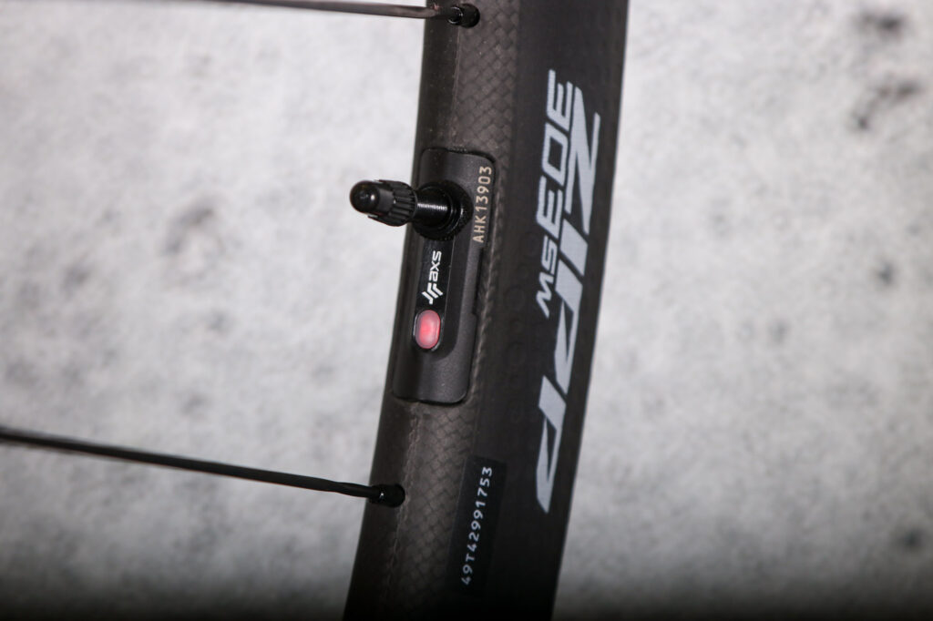 2025 Zipp 303 SW - valve 1.jpg