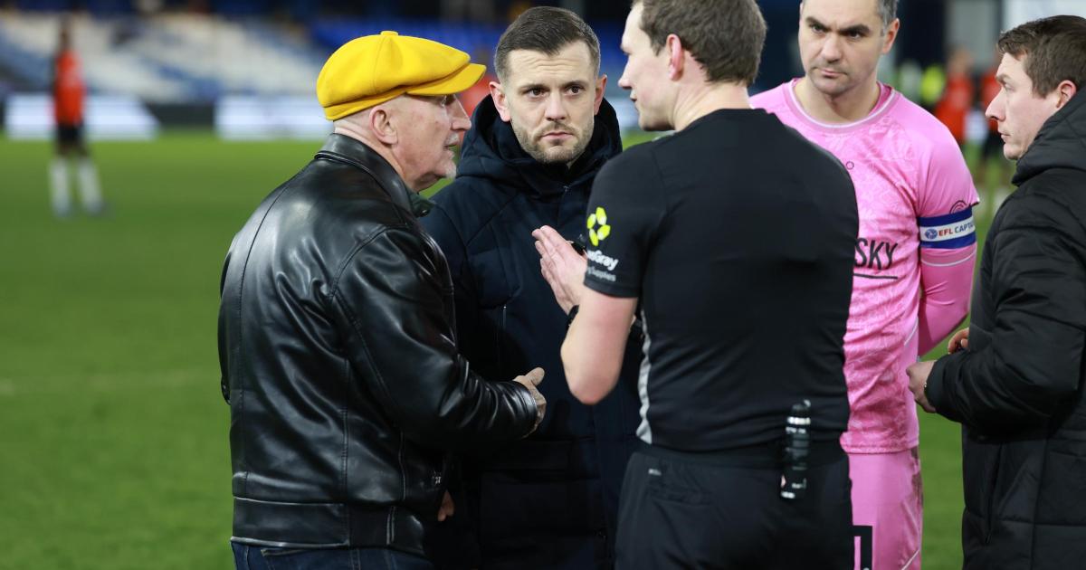 Swindon Town thrown out of Vertu Trophy for ineligible players