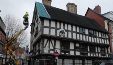 Llwyd Mansion in Oswestry a 'floppy box' say architects