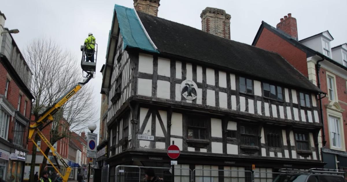 Llwyd Mansion in Oswestry a 'floppy box' say architects