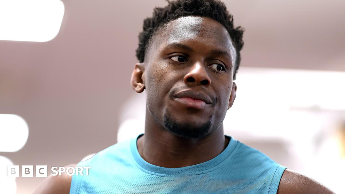 Maro Itoje and England team-mates