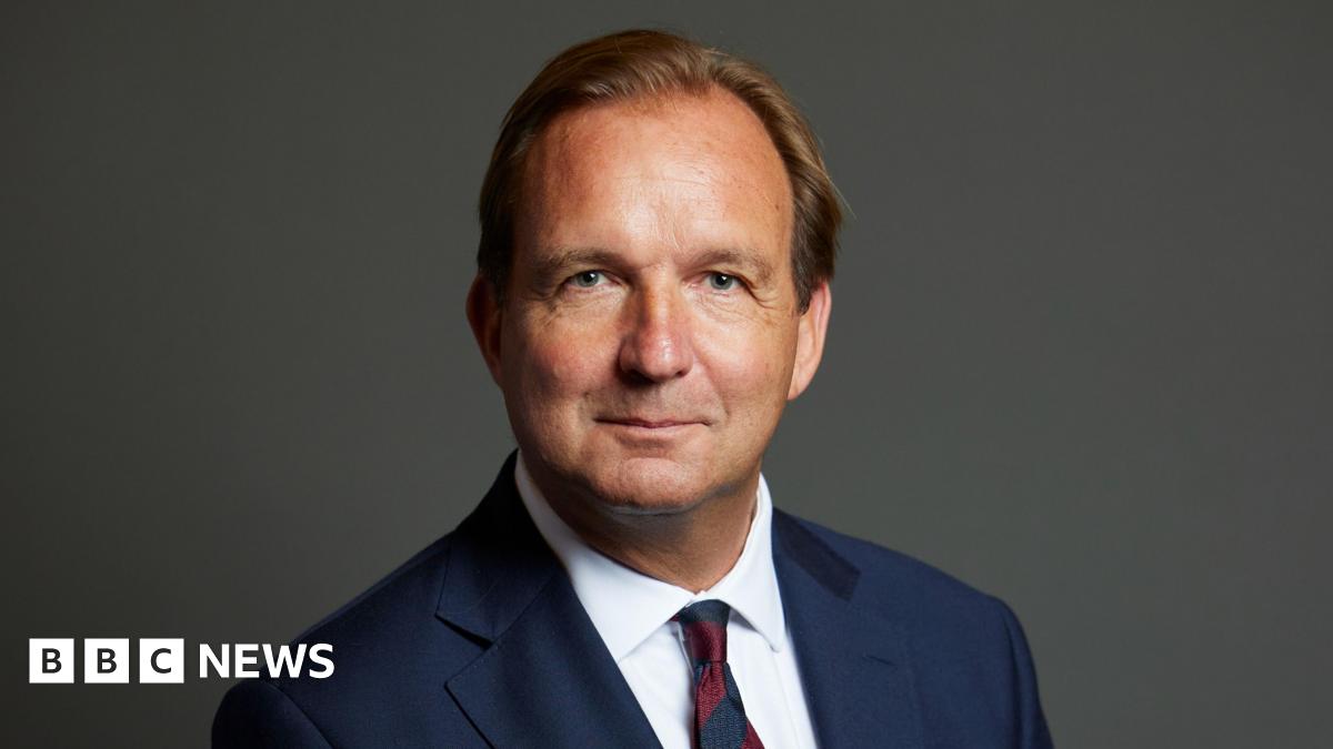 The official portrait of Lincoln Jopp, who wears a dark jacket and tie and white shirt.