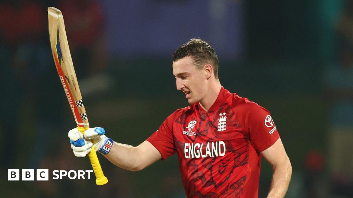 England head coach Brendon McCullum (left) speaks to captain Harry Brook (right) before the T20 World Cup match against Sri Lanka