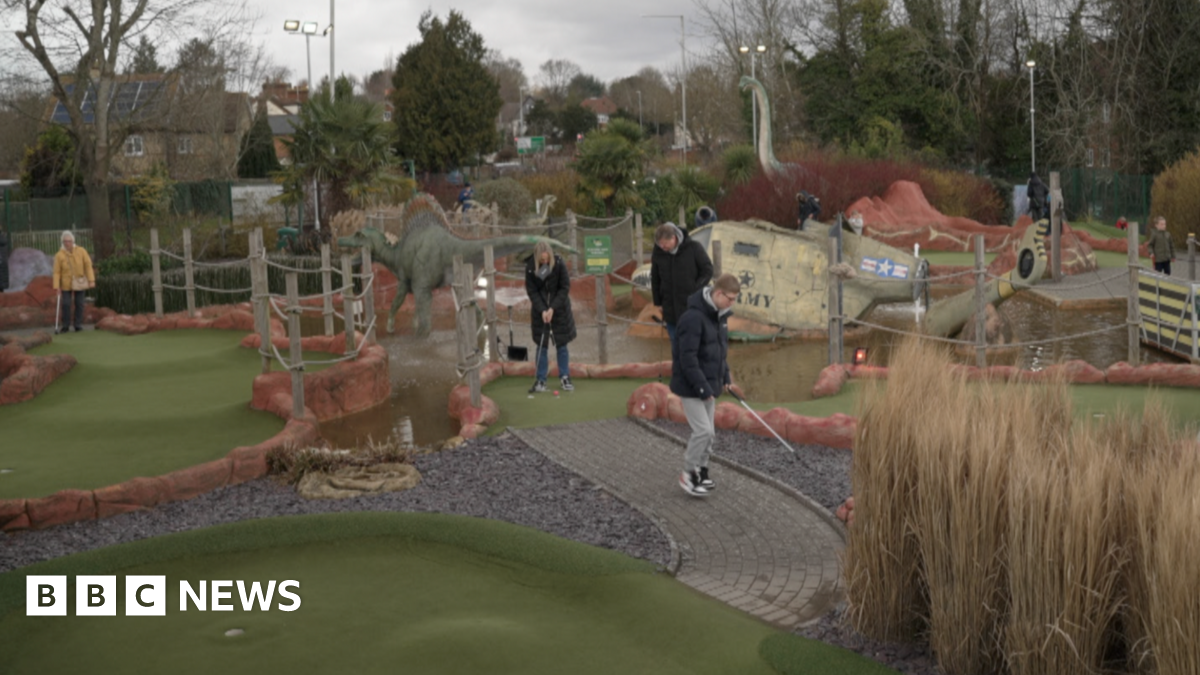 Tonbridge miniature golf course bans phones during half term