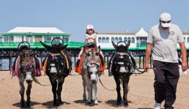 Spending on seaside and country staycations falls £1.8bn in a year