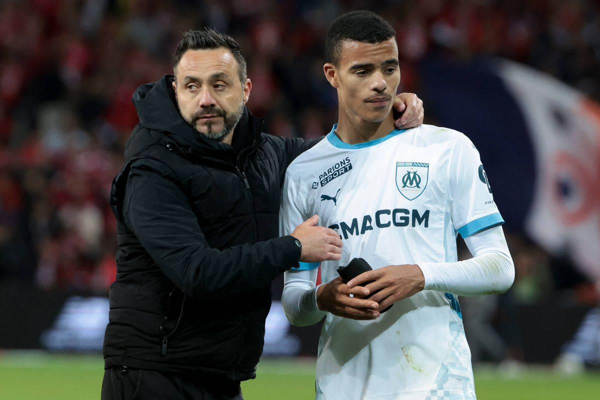 Roberto De Zerbi puts his arm around Mason Greenwood
