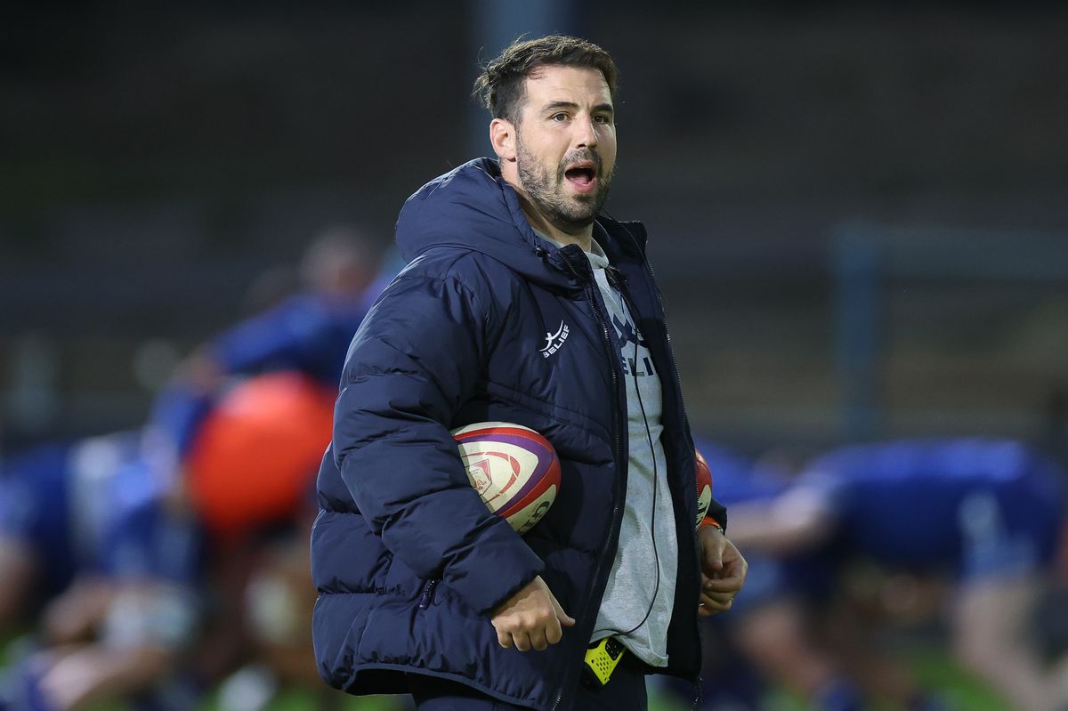 Bridgend Ravens boss Scott Baldwin speaks to players. 