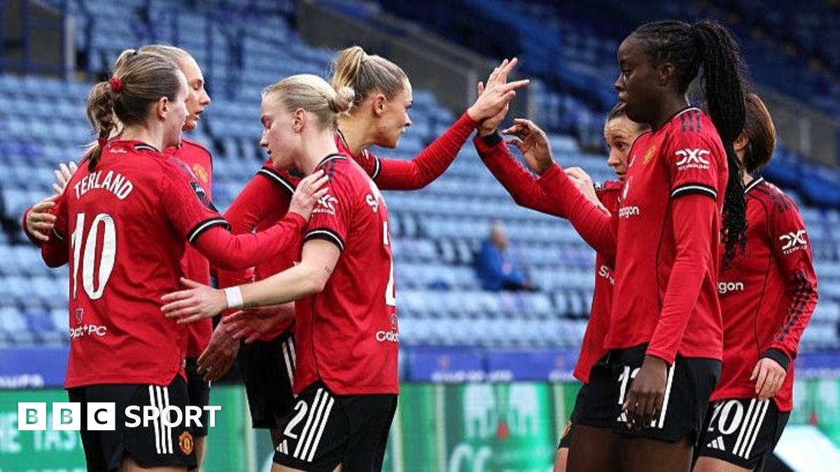 Julia Zigiotti Olme celebrates with Man Utd team-mates after her opener