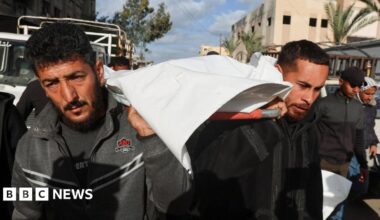 Mourners carry the body of a Palestinian who was reportedly killed in an Israeli air strike, at Nasser hospital, in Khan Younis, southern Gaza (4 February 2026)