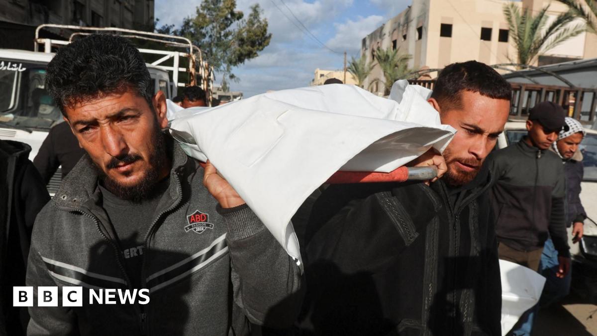 Mourners carry the body of a Palestinian who was reportedly killed in an Israeli air strike, at Nasser hospital, in Khan Younis, southern Gaza (4 February 2026)