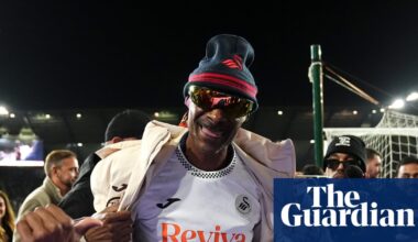 Swansea bow to co-owner Snoop Dogg with guard of honour before kick-off | Swansea City