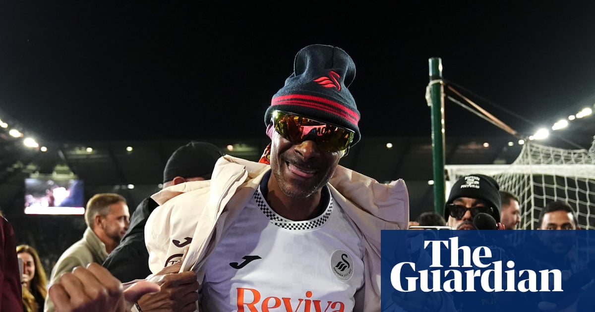 Swansea bow to co-owner Snoop Dogg with guard of honour before kick-off | Swansea City