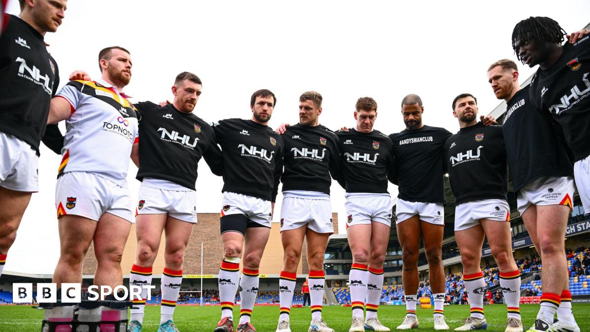 Bradford Bulls players link arms in a huddle before the Challenge Cup tie against London