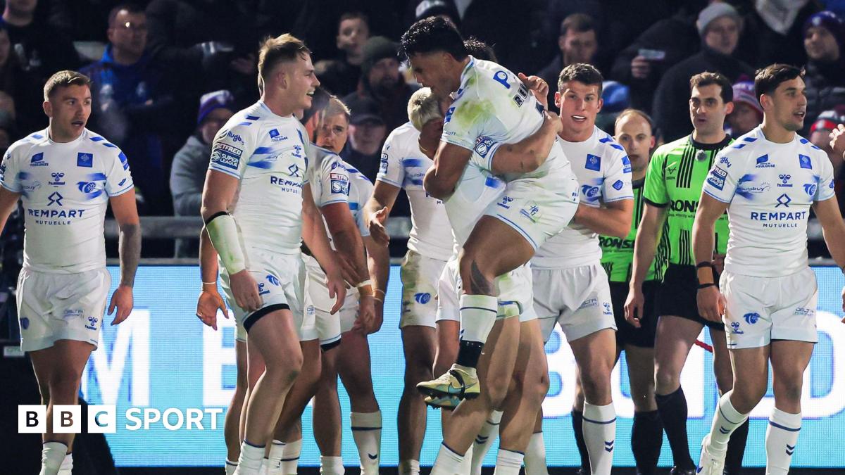 Toulouse Olympique celebrate Olly Ashall-Bott's try against Wakefield Trinity