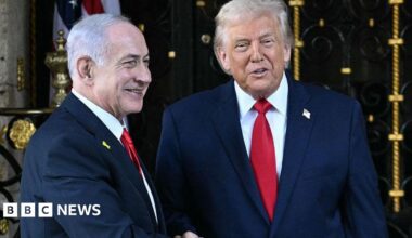Trump (R) greets Netanyahu (L) at his Mar-a-Lago residence in Palm Beach, Florida, on 29 December, 2025