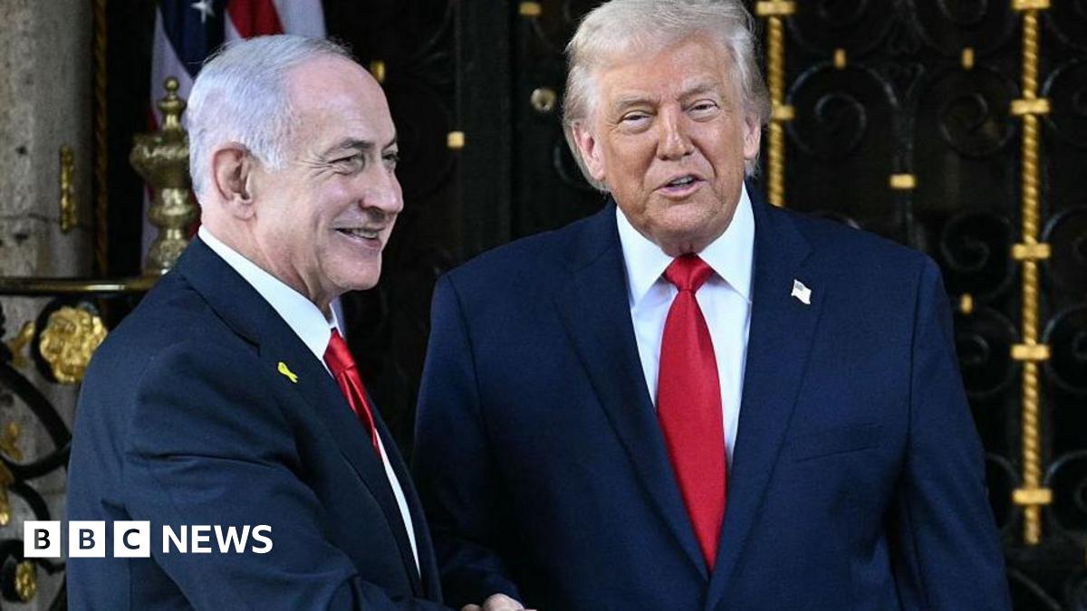 Trump (R) greets Netanyahu (L) at his Mar-a-Lago residence in Palm Beach, Florida, on 29 December, 2025