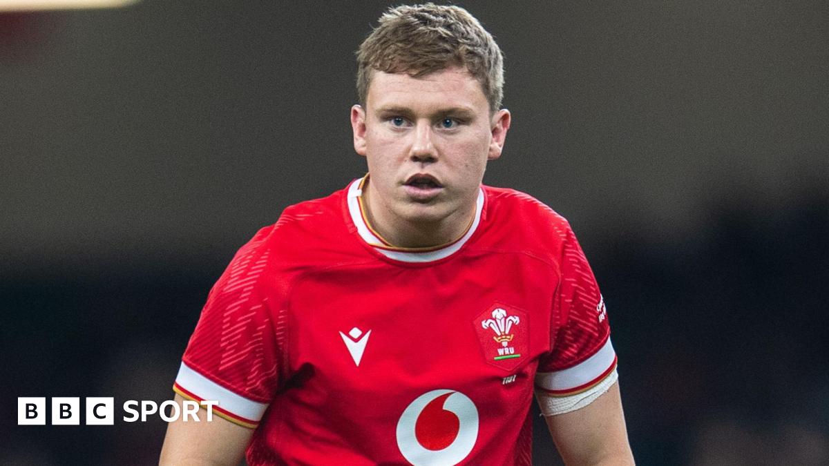 Scarlets fly-half Sam Costelow has played 19 internationals for Wales
