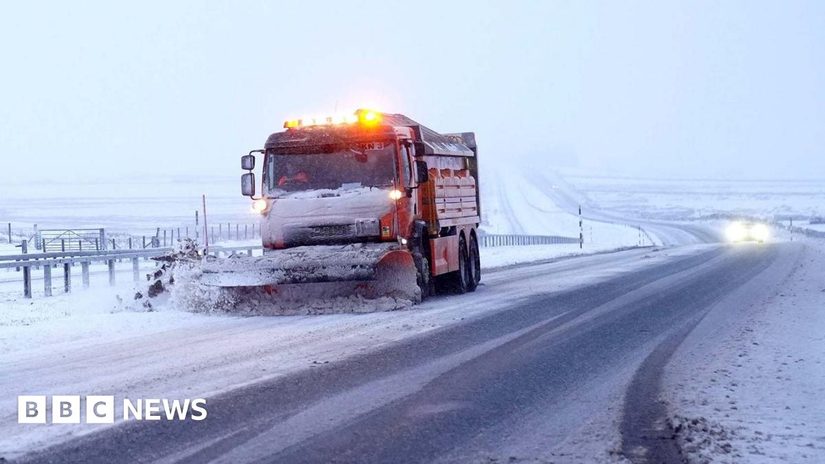 UK weather latest: Arctic blast hits Scotland and northern England with snow and ice warnings