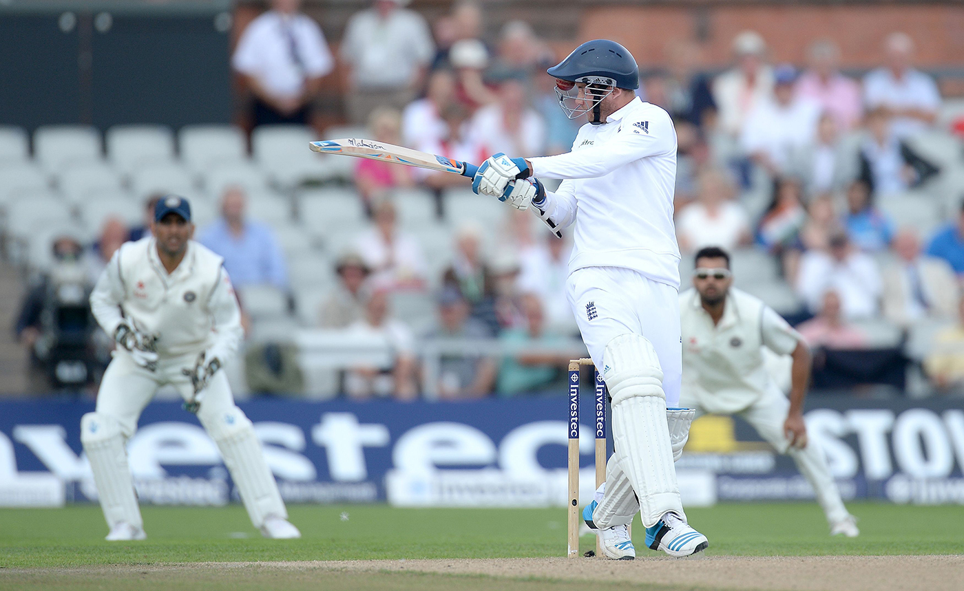 During the 2014 series, a bouncer from Aaron broke Stuart Broad's nose. After the day's play, the bowler (second from right) went to check on the batter's condition: During the 2014 series, a bouncer from Aaron broke Stuart Broad's nose. After the day's play, the bowler (second from right) went to check on the batter's condition: