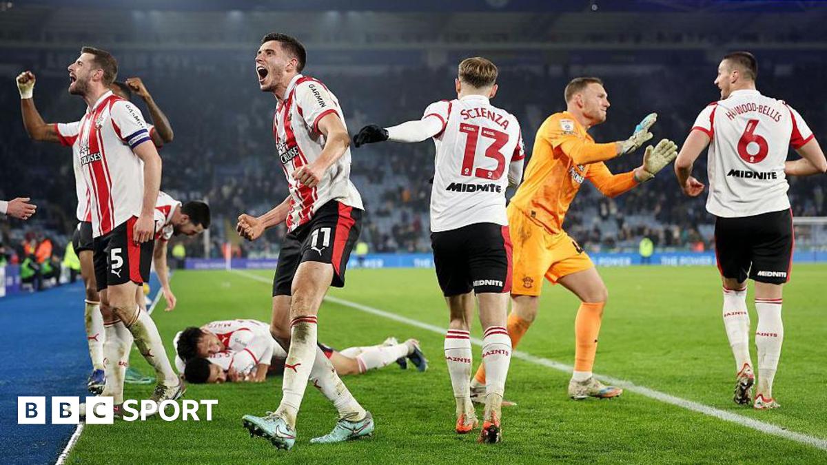 Southampton players celebrate after scoring a late winner at Leicester City