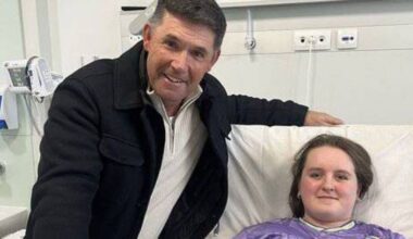 Golf legend Padraig Harrington visits West Cork teen Féile O'Sullivan in hospital