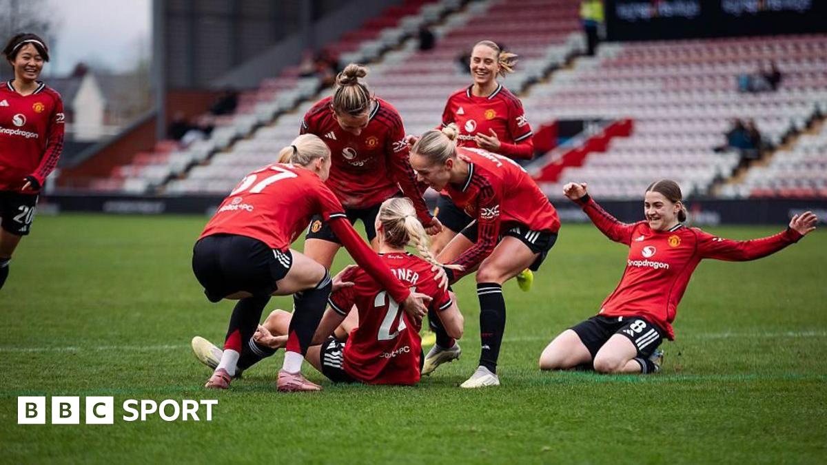 Manchester United players in a group huddle
