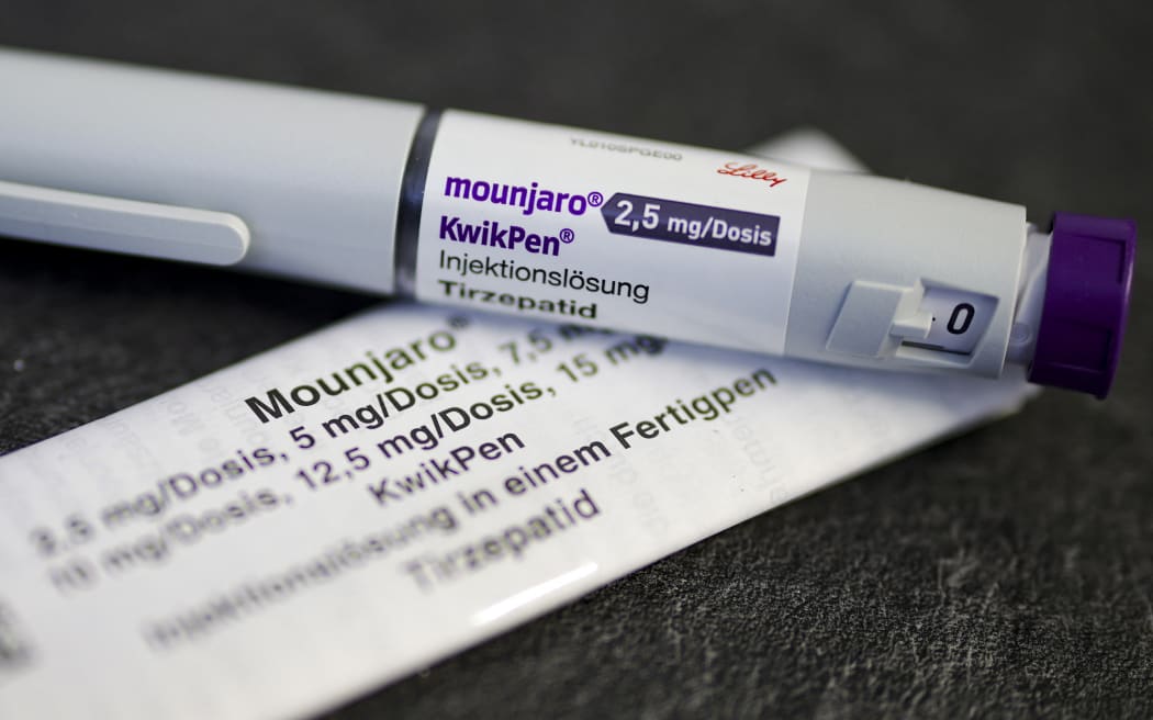 ILLUSTRATION - 07 May 2025, North Rhine-Westphalia, Duisburg: A KwikPen of the drug Mounjaro with the active ingredient tirzepatide lies on a table next to the package inserts. Photo: Christoph Reichwein/dpa (Photo by Christoph Reichwein / dpa Picture-Alliance via AFP)