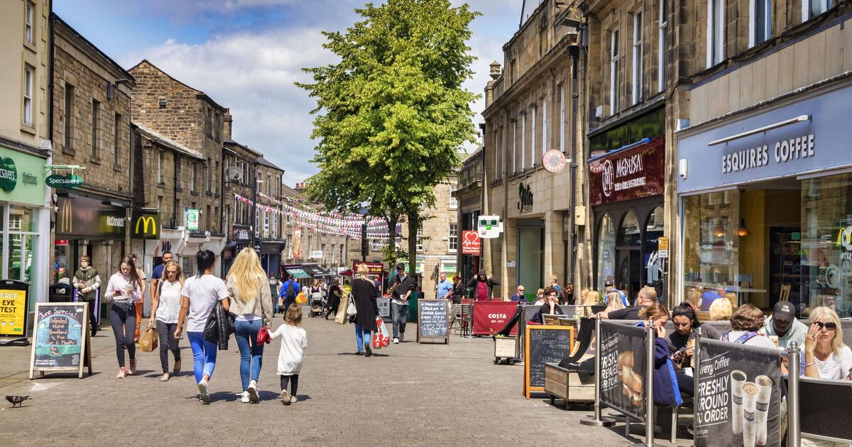 Major UK fashion retailer plunges into administration with 40 stores at risk - full list | UK | News