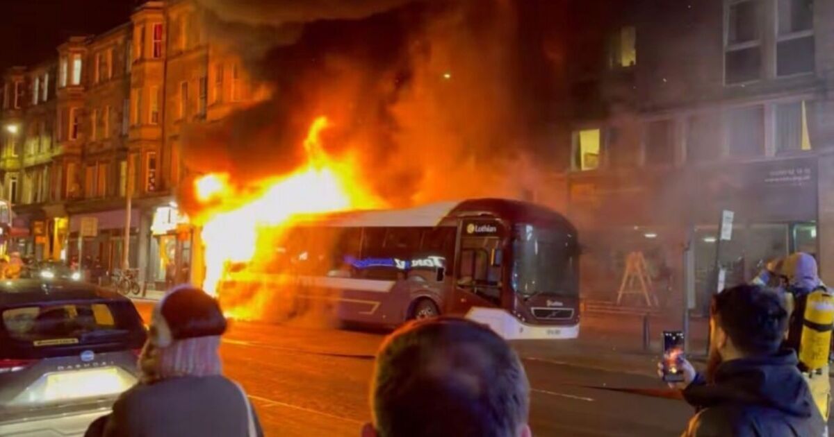 Edinburgh bus fire: Flames erupt in city centre as people flee | UK | News
