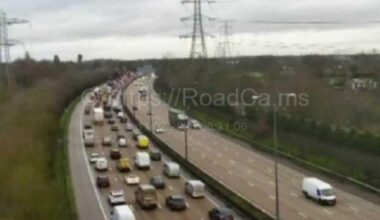 M25 traffic: London Heathrow Airport chaos as multiple crashes spark 2-hour delay | UK | News