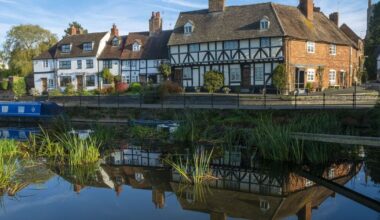 Fury at Cotswolds town's plan to fine locals for 'ruining it for tourists' | UK | News