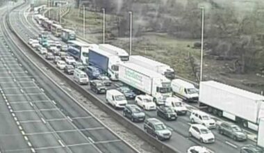 M25 traffic LIVE: Chaos as all lanes closed on major motorway | UK | News